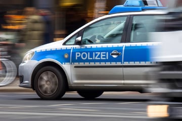 Passantin sieht junge Menschen mit Waffe: Als die Polizei anrückt, kommt die Wahrheit ans Licht