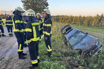 Mercedes-Fahrer landet mit Schnapsflasche in der Hand im Graben