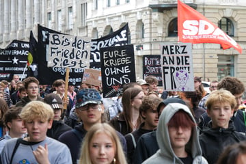 Leipzig: Streiken statt Unterricht: Hunderte Schüler demonstrieren in Leipzig gegen Wehrpflicht