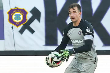Bei Zeitspiel Ecke: Aue-Keeper Männel von neuer Regel erwischt