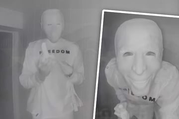 Müssen Anwohner hier Angst haben? Typ mit Joe-Biden-Maske klingelt an fremden Türen