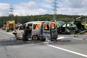 Horror-Crash im Ilm-Kreis: Auto brennt, Frau stirbt, sechs Menschen verletzt