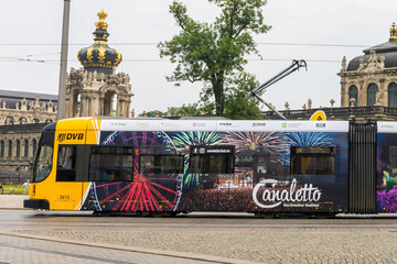 Stadtfest auf Rädern: Neue Straßenbahn wirbt für Dresdner XXL-Feier
