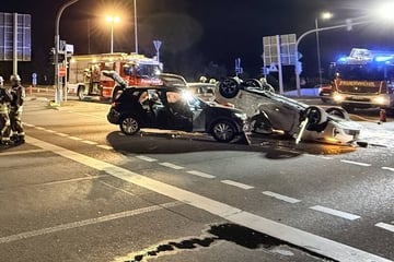 Auto überschlägt sich bei Kreuzungs-Unfall: Sieben Verletzte!