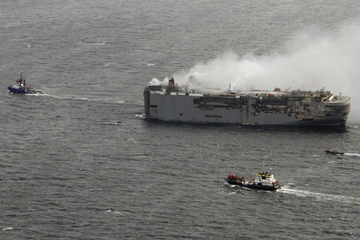 Brennender Frachter auf der Nordsee: 14-Stündiges Abschleppmanöver vor Ende!