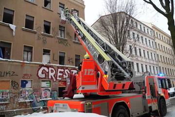Leipzig: Feuerwehreinsatz nahe Leipzigs Eisenbahnstraße: Kameraden müssen in verbarrikadiertes Haus
