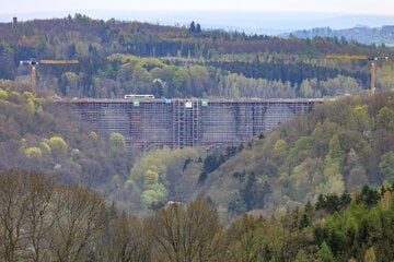 Züge können wieder rollen: Endspurt bei Sanierung der Elstertalbrücke im Vogtland