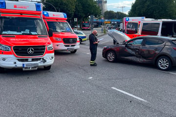 Auf Einsatzfahrt: Rettungswagen und Mazda krachen gegeneinander