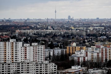 Berlin: Feuer auf Fahrstuhl-Dach: Hochhaus in Gropiusstadt verqualmt