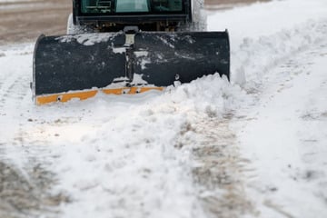 Winterchaos: Lkw landet im Graben, Abschleppdienst erreicht Unfallort nicht