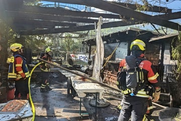 Firmenfeier endet abrupt: Feuer zerstört Außengastro