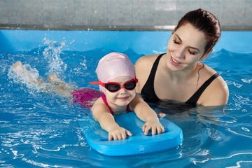 Kindern Schwimmen beibringen: 7 Tipps für Eltern
