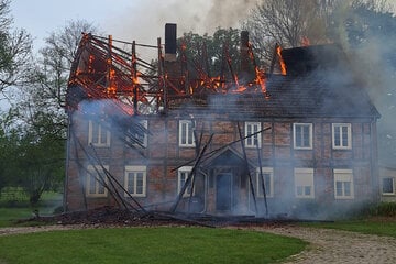 Feuer zerstört Wohnhaus in der Altmark: Zwei Anwohner im Krankenhaus