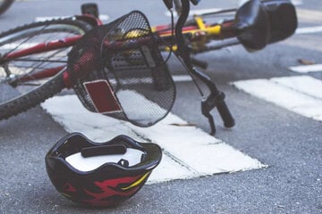 Radfahrerin will bei Rot Straße überqueren und gerät unter BVG-Bus