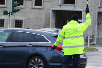 Ampel ausgefallen: Frau bei Überschlag verletzt, Hund aus Auto geschleudert