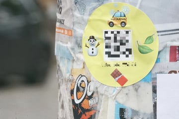 Krinimalbeamte warnen vor Gefahr! Das steckt hinter den bunten QR-Code-Aufklebern