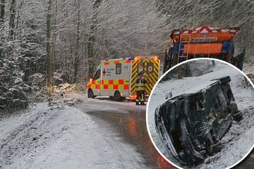 Wegen glatter Fahrbahn? Auto mit sieben Insassen kommt von Straße ab und überschlägt sich