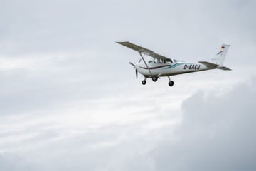 Kleinflugzeug fängt während Flug Feuer und stürzt ab: Mann schwer verletzt