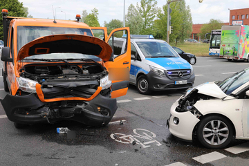 Auto kracht in entgegenkommenden Transporter: Drei Menschen teils schwer verletzt