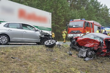Audi-Fahrerin kollidiert mit drei Fahrzeugen und stirbt: Bundesstraße stundenlang gesperrt
