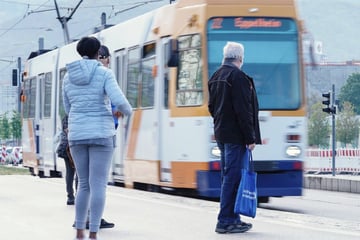 Unglück in Heidelberg: Mann unter Stadtbahn eingeklemmt und lebensgefährlich verletzt