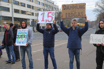 Dresden: "Extinction Rebellion" in Dresden: Straßenblockade am Straßburger Platz!