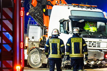 Unfall A3: Lastwagen durchbricht Mittelplanke: Verletzte und Sperrung der A3