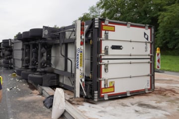 Unfall A9: Schweinefleisch-Lkw kippt auf A9 um: Bergung gestaltet sich schwierig