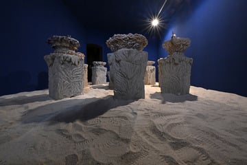Was ist da los? Deshalb liegen plötzlich drei Tonnen Sand im Kunsthaus Erfurt