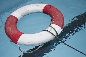 Badeunfall in Therme: Junge leblos im Kinderbecken gefunden