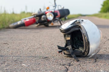 Mann durch Motorrad-Crash schwer verletzt: Verursacher fährt einfach weiter