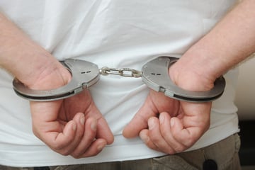 Betrunkene Frau greift Polizisten an, dann klicken die Handschellen