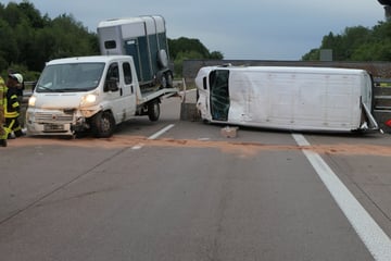 Unfall A14: A14 bei Leipzig nach schwerem Unfall voll gesperrt: Transporter kippt auf Autobahn