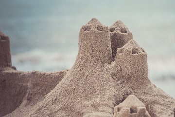 Teurer Spaß am Strand: 1500 Euro Strafe fürs Sandburgbauen