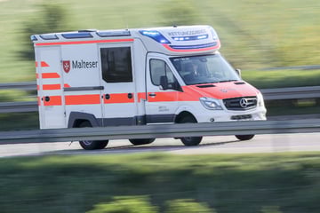 Tödlicher Unfall: 78-Jähriger fährt in den Gegenverkehr und durchbricht einen Zaun