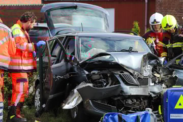 Heftiger Unfall im Norden: Vier Menschen teils schwer verletzt