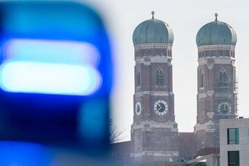 München: Bei Geldabholung überfallen: Falsche Polizisten fesseln Opfer und rauben es am helllichten Tag aus