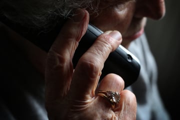 Schock-Anruf! Rentnerin übergibt ihr gesamtes Vermögen an Betrüger