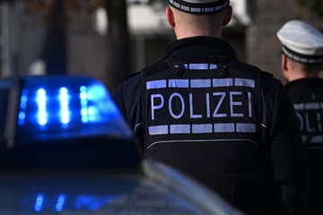 Messerattacke: Frau von Messer-Mann attackiert: Polizisten greifen in letzter Sekunde ein