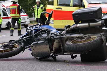Tödlicher Unfall in Sachsen: Biker stürzt und wird von Auto erfasst