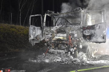 Unfall A2: Feuerwehreinsatz auf der A2: Lastwagen brennt lichterloh