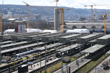 Stuttgart: Deutsche Bahn redet Tacheles: Kopfbahnhof in Stuttgart bleibt noch länger in Betrieb