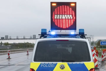 Unfall A4: Schwerer Crash nach Spurwechsel auf A4: Drei Menschen verletzt