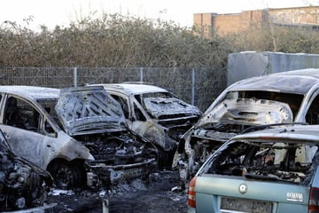 Fünf Fahrzeuge brennen bei Autohändler: Mehr als 100.000 Euro Schaden