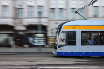 Leipzig: Parolen und Schmierereien in Straßenbahn: Pöbelnder Fahrgast ruft Polizei auf den Plan
