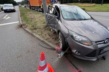 Sperrung auf Chemnitzer Südring nach Unfall: Ford wird gegen Ampel geschleudert