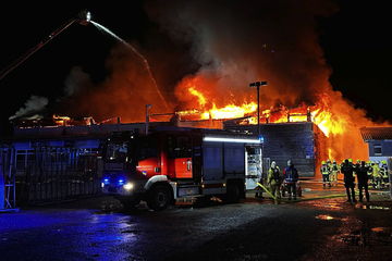 Stuttgart: Acht Millionen Euro Schaden nach Brand in Lagerhalle mit Wohnungen!