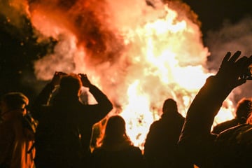 Der Winter "brennt" durch! Hunderte nehmen mit Funkenfeuern symbolisch Abschied