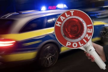 Chemnitz: Renault-Fahrer flüchtet vor Polizei: Verfolgungsjagd endet am Baum