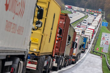 Mehr als 20 Kilometer Stau wegen Blockabfertigung